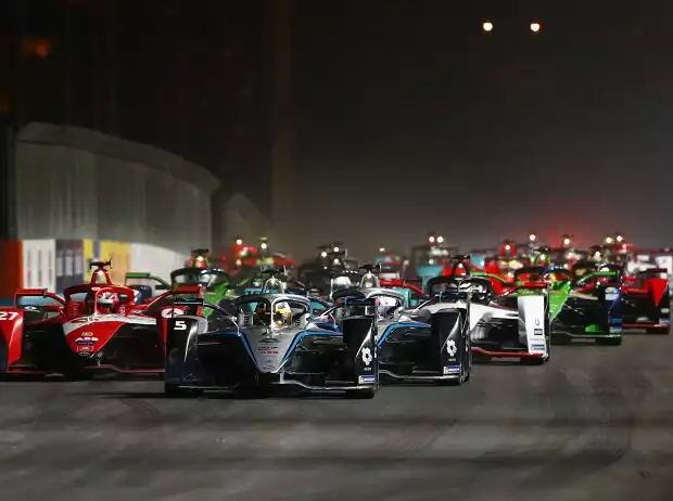 Titel-Bild zur News: Start zu einem Rennen der Formel E