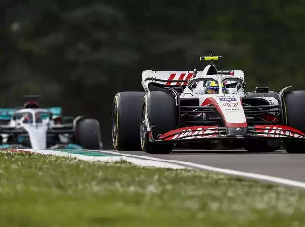 Mick Schumacher im Haas VF-22 vor George Russell im Mercedes W13 Titel-Bild zur News: Mick Schumacher im Haas VF-22 vor George Russell im Mercedes W13