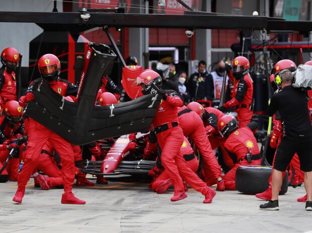 Neue Nase für den Ferrari F1-75 von Charles Leclerc nach dem Abflug auf P3 im Formel-1-Rennen in Imola 2022