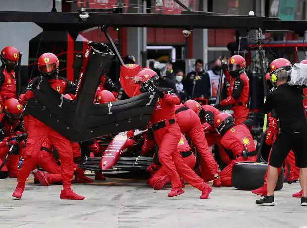 Neue Nase für den Ferrari F1-75 von Charles Leclerc nach dem Abflug auf P3 im Formel-1-Rennen in Imola 2022 Titel-Bild zur News: Neue Nase für den Ferrari F1-75 von Charles Leclerc nach dem Abflug auf P3 im Formel-1-Rennen in Imola 2022