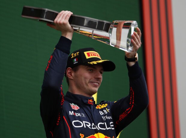 Titel-Bild zur News: Max Verstappen (Red Bull) jubelt über den Sieg beim Formel-1-Rennen in Imola 2022