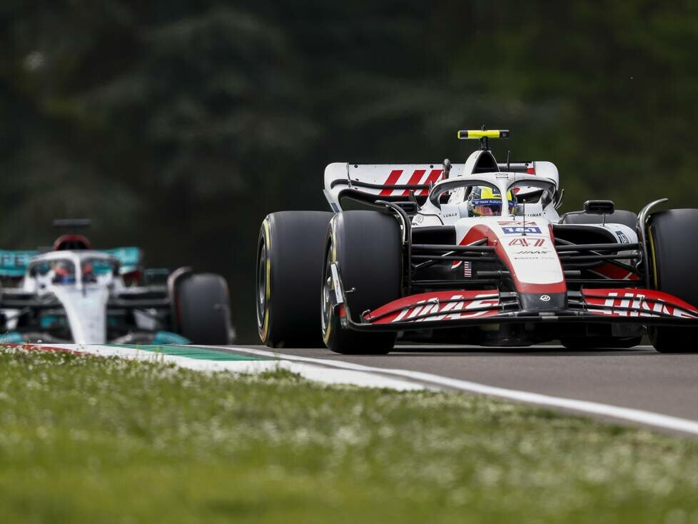 Mick Schumacher im Haas VF-22 vor George Russell im Mercedes W13