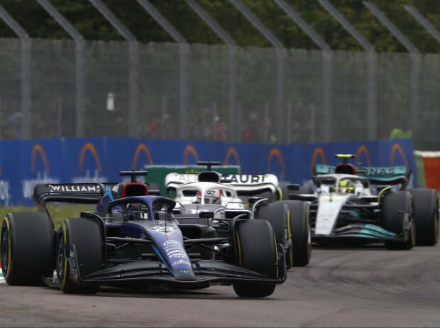 Titel-Bild zur News: Alexander Albon (Williams) vor Pierre Gasly (AlphaTauri) und Lewis Hamilton (Mercedes) beim Formel-1-Rennen in Imola