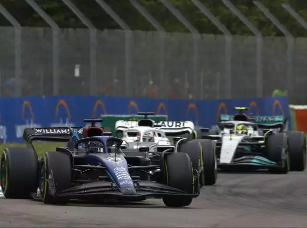 Alexander Albon (Williams) vor Pierre Gasly (AlphaTauri) und Lewis Hamilton (Mercedes) beim Formel-1-Rennen in Imola Titel-Bild zur News: Alexander Albon (Williams) vor Pierre Gasly (AlphaTauri) und Lewis Hamilton (Mercedes) beim Formel-1-Rennen in Imola