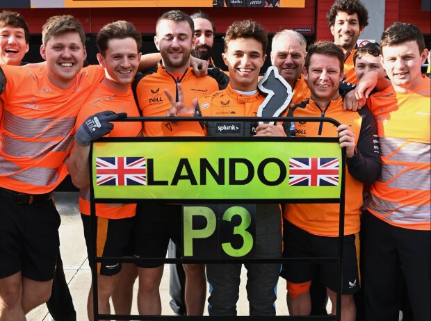 Titel-Bild zur News: Lando Norris feiert den dritten Platz in Imola 2022 mit seinen Mechanikern