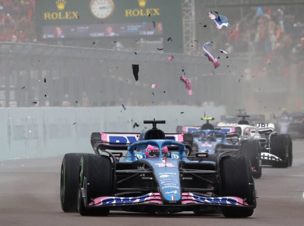 Titel-Bild zur News: Lewis Hamilton (Mercedes W13) und Fernando Alonso (Alpine A522) beim Formel-1-Rennen in Imola 2022