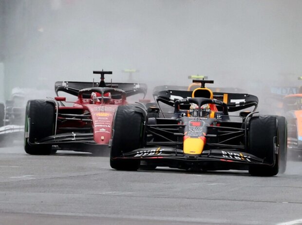 Titel-Bild zur News: Die Startphase beim GP Emilia-Romagna 2022 in Imola: Max Verstappen im Red Bull vor Charles Leclerc im Ferrari