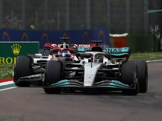 George Russell (Mercedes) und Valtteri Bottas (Alfa Romeo) beim Formel-1-Rennen in Imola 2022 Titel-Bild zur News: George Russell (Mercedes) und Valtteri Bottas (Alfa Romeo) beim Formel-1-Rennen in Imola 2022
