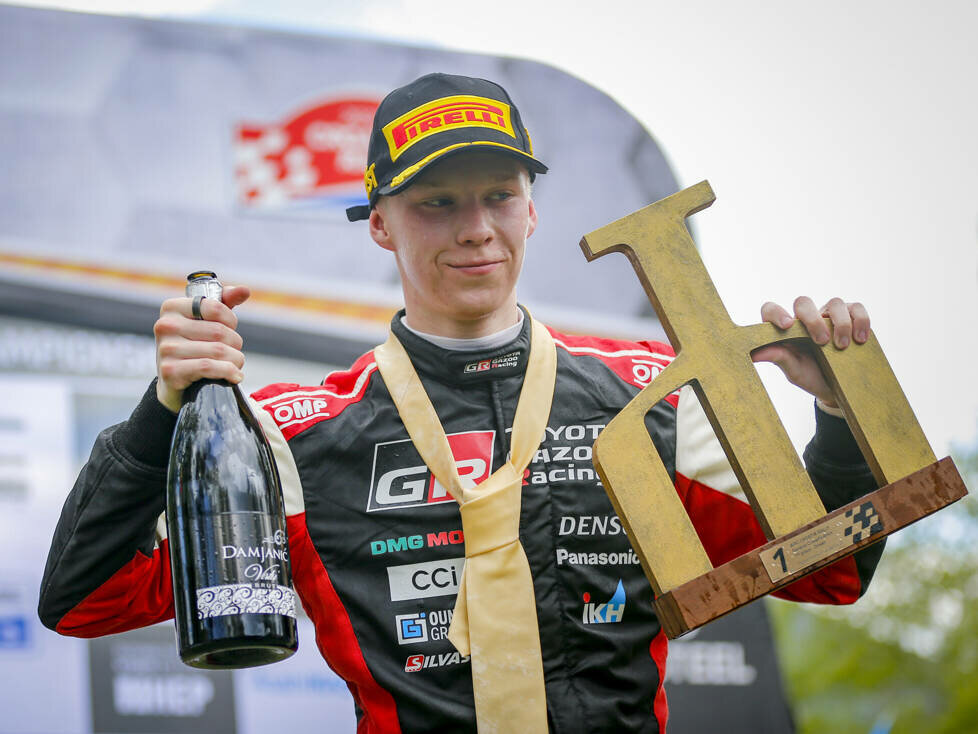 Kalle Rovanperä feiert den Sieg bei der Rallye Kroatien 2022