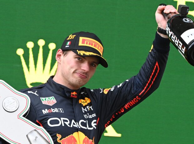 Titel-Bild zur News: Max Verstappen bei der Siegerehrung nach dem Formel-1-Rennen in Imola 2022