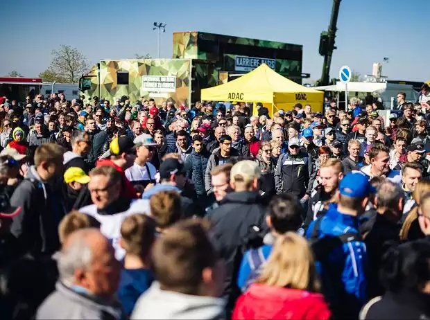 Titel-Bild zur News: ADAC GT Masters, Zuschauer, Fans, Fahrerlager