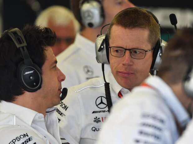 Mercedes-Teamchef Toto Wolff und der ehemalige Mercedes-Motorenchef Andy Cowell Mercedes-Teamchef Toto Wolff und der ehemalige Mercedes-Motorenchef Andy Cowell