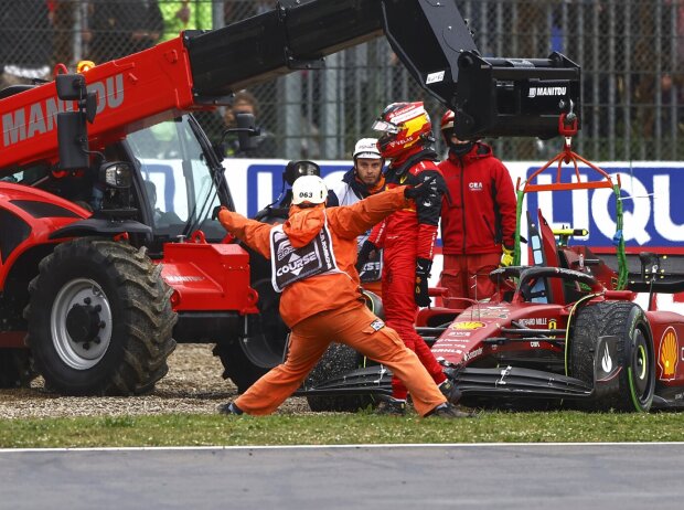 Titel-Bild zur News: Carlos Sainz' nach Kollision mit Daniel Ricciardo beim Grand Prix der Emilia-Romagna in Imola 2022