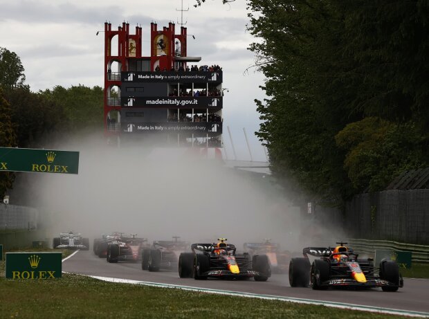 Titel-Bild zur News: Formel-1-Rennstart in Imola 2022 auf nasser Strecke