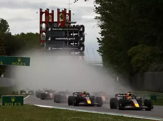 Formel-1-Rennstart in Imola 2022 auf nasser Strecke Titel-Bild zur News: Formel-1-Rennstart in Imola 2022 auf nasser Strecke