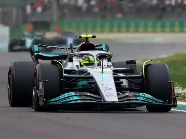 Lewis Hamilton mit aktiviertem Drag-Reduction-System (DRS) in Imola 2022 Titel-Bild zur News: Lewis Hamilton mit aktiviertem Drag-Reduction-System (DRS) in Imola 2022