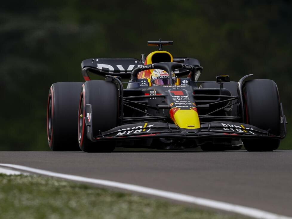 Max Verstappen im Red Bull RB18 in Imola 2022
