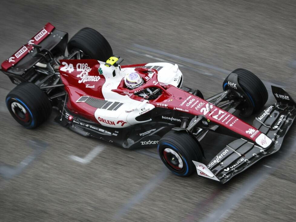 Guanyu Zhou im Alfa Romeo C42 beim Formel-1-Wochenende in Imola 2022