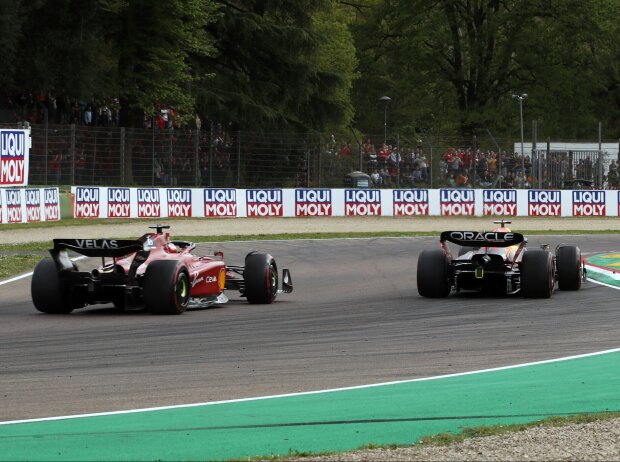 Titel-Bild zur News: Max Verstappen (Red Bull) und Charles Leclerc (Ferrari) beim Formel-1-Rennen in Imola 2022