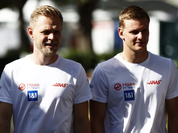 Titel-Bild zur News: Kevin Magnussen und Mick Schumacher (Haas) vor dem Formel-1-Rennen in Melbourne 2022