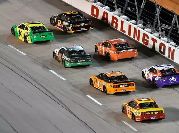 NASCAR-Action auf dem Darlington Raceway Titel-Bild zur News: NASCAR-Action auf dem Darlington Raceway