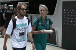 Sebastian Vettel (Aston Martin) mit Pressesprecherin Britte Roeske