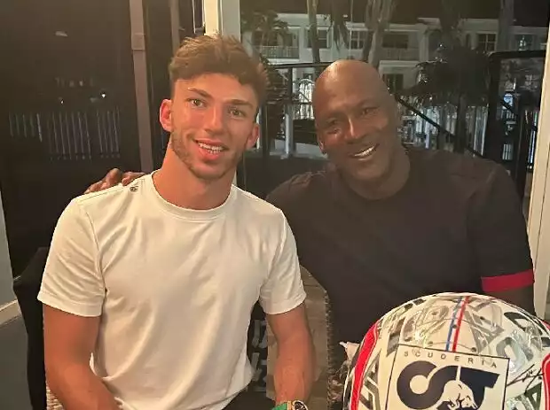 Titel-Bild zur News: Pierre Gasly (AlphaTauri) und Basketball-Legende Michael Jordan