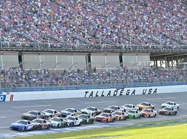 NASCAR-Autos im Pack auf dem Talladega Superspeedway Titel-Bild zur News: NASCAR-Autos im Pack auf dem Talladega Superspeedway