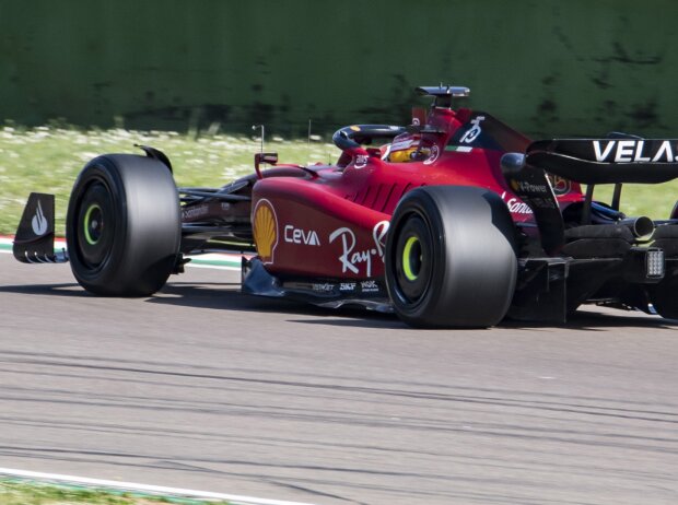 Titel-Bild zur News: Carlos Sainz im Ferrari F1-75 beim Formel-1-Reifentest für Pirelli in Imola 2022