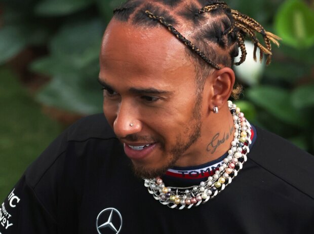 Titel-Bild zur News: Lewis Hamilton mit Halskette, Ohrring und Nasenpiercing in Miami 2022
