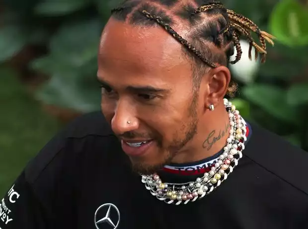 Lewis Hamilton mit Halskette, Ohrring und Nasenpiercing in Miami 2022 Titel-Bild zur News: Lewis Hamilton mit Halskette, Ohrring und Nasenpiercing in Miami 2022