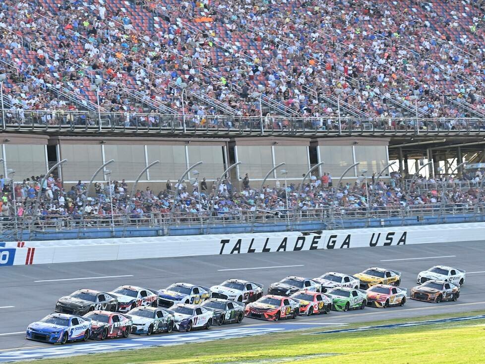 NASCAR-Autos im Pack auf dem Talladega Superspeedway
