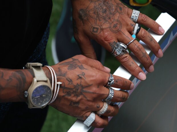Die Hände von Lewis Hamilton in Miami 2022 mit viel Schmuck und allerlei Ringen Die Hände von Lewis Hamilton in Miami 2022 mit viel Schmuck und allerlei Ringen