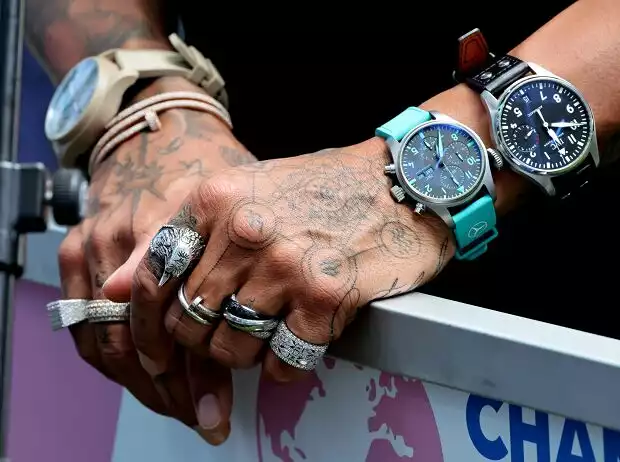 Die Hände und Arme von Formel-1-Fahrer Lewis Hamilton mit etlichen Ringen, Armbändern und Uhren Titel-Bild zur News: Die Hände und Arme von Formel-1-Fahrer Lewis Hamilton mit etlichen Ringen, Armbändern und Uhren