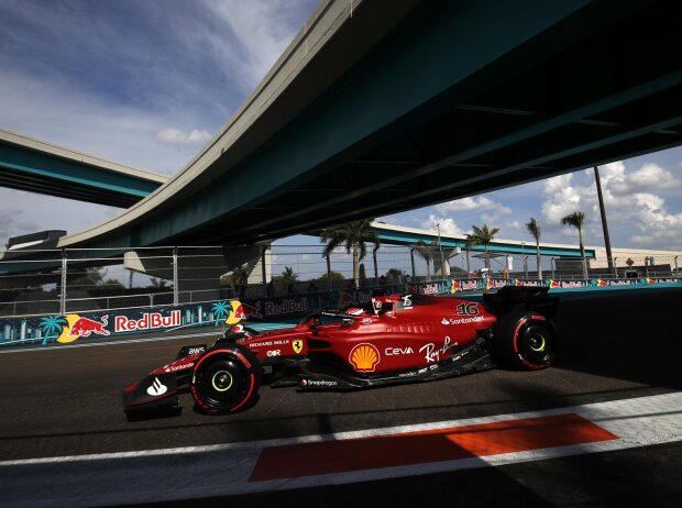 Charles Leclerc im langsamen Teil der Formel-1-Rennstrecke in Miami