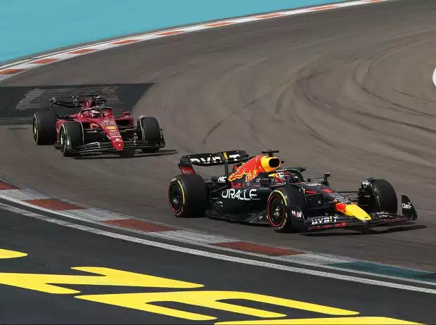 Max Verstappen (Red Bull) und Charles Leclerc (Ferrari) beim Formel-1-Rennen in Miami 2022 Titel-Bild zur News: Max Verstappen (Red Bull) und Charles Leclerc (Ferrari) beim Formel-1-Rennen in Miami 2022