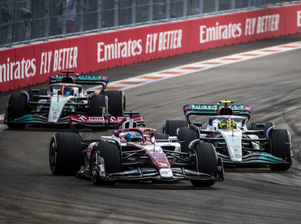 Titel-Bild zur News: Valtteri Bottas (Alfa Romeo) vor Lewis Hamilton und George Russell (Mercedes) beim Formel-1-Rennen in Miami 2022