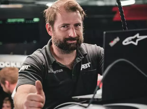Titel-Bild zur News: Manuel Stadler, technischer Koordinator des Abt-Teams, absolviert 2022 nach seinem Unfall wieder Boxenstopps
