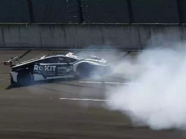 Esmee Hawkey im T3-Lamorghini crasht in der Steilkurve am Lausitzring Titel-Bild zur News: Esmee Hawkey im T3-Lamorghini crasht in der Steilkurve am Lausitzring