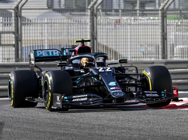 Testfahrer Nyck de Vries im Mercedes W11 bei den Testfahrten auf dem Yas Marina Circuit in Abu Dhabi