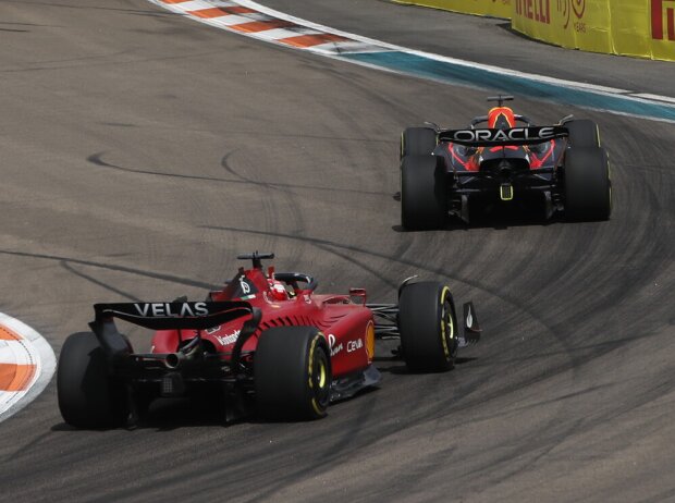 Max Verstappen (Red Bull RB189 vor Charles Leclerc (Ferrari F1-75) beim Formel-1-Rennen in Miami 2022