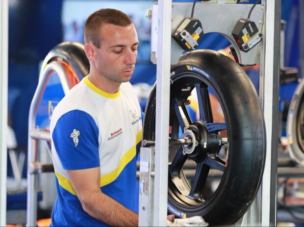 Titel-Bild zur News: Michelin Reifentechniker