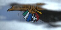 Logo des Indianapolis Motor Speedway als Reflexion in einer Regenpfütze