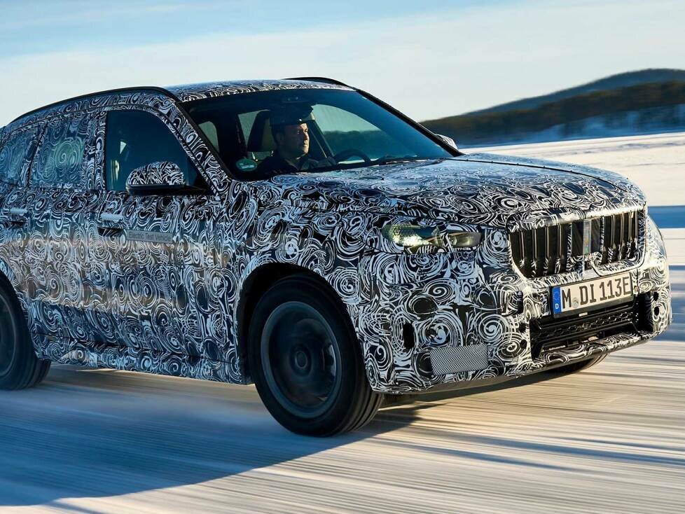 BMW iX1 (2022) als getarnter Prototyp in Schweden