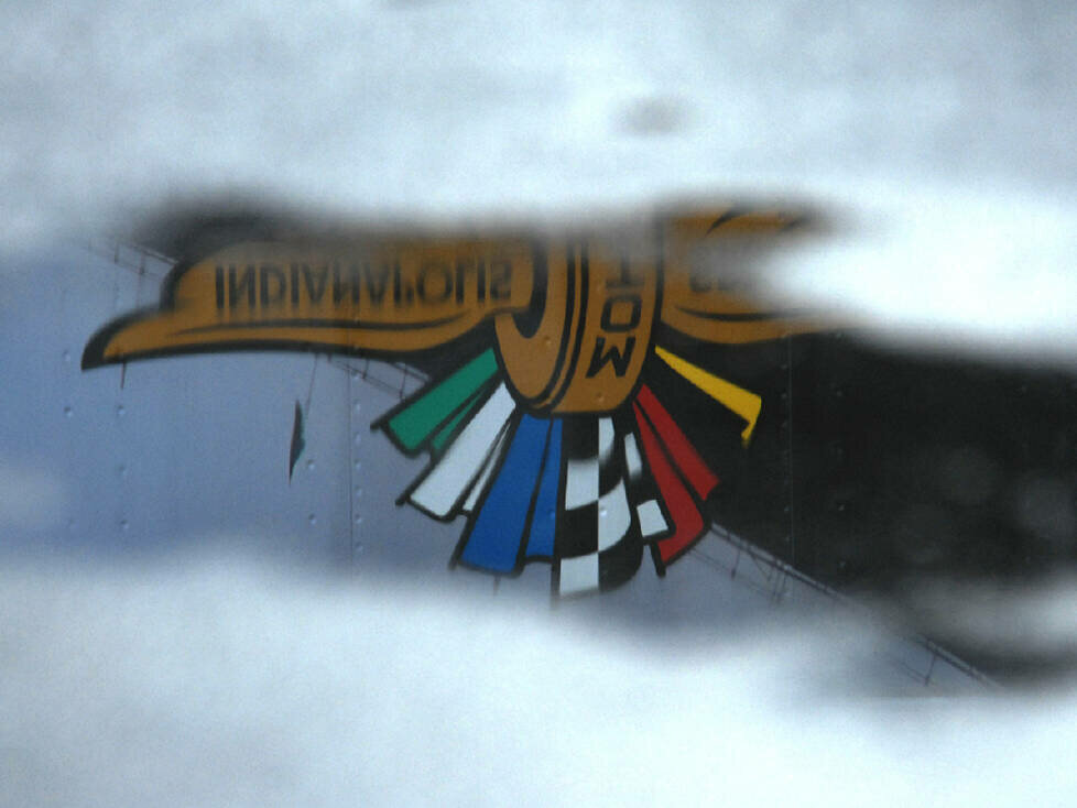 Logo des Indianapolis Motor Speedway als Reflexion in einer Regenpfütze