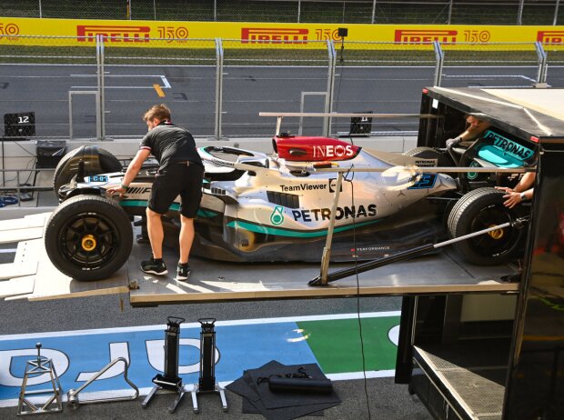 George Russells Mercedes W13 wird vor dem Formel-1-Rennen in Spanien verladen George Russells Mercedes W13 wird vor dem Formel-1-Rennen in Spanien verladen
