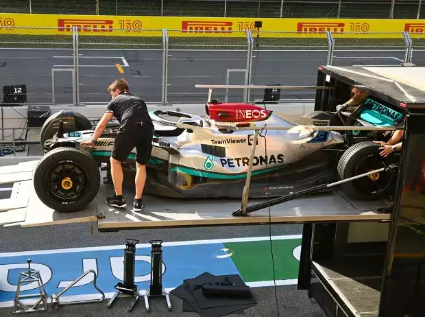 Titel-Bild zur News: George Russells Mercedes W13 wird vor dem Formel-1-Rennen in Spanien verladen