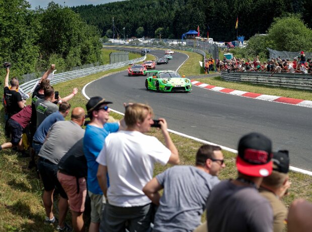 Titel-Bild zur News: Fans an der Nürburgring-Nordschleife beim 24h-Rennen