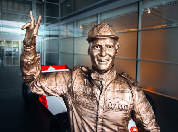 Titel-Bild zur News: Niki Lauda als Bornzestatue in der McLaren-Fabrik in Woking