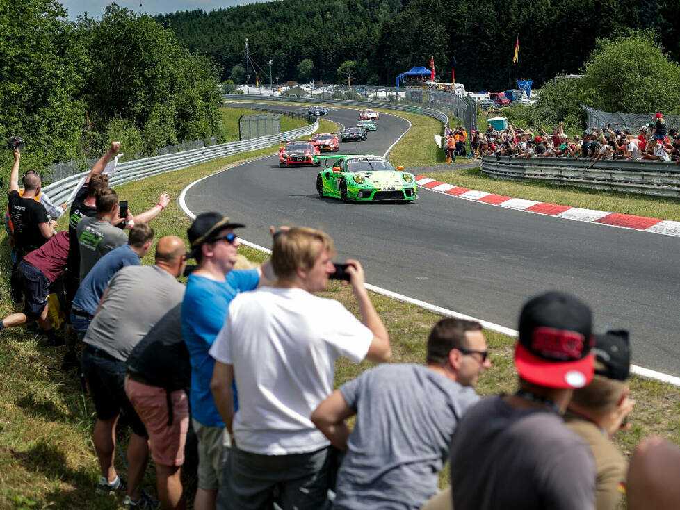 Fans an der Nürburgring-Nordschleife beim 24h-Rennen